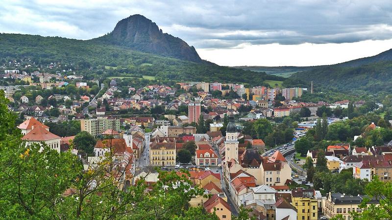 Bílina - pohled z vyhlídky Na Chlumu, v pozadí vrch Bořeň