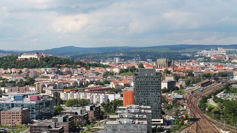 Výhled z vrcholu AZ Toweru: Spielberk Tower B, Staré Brno, Petrov, Špilberk, Brno