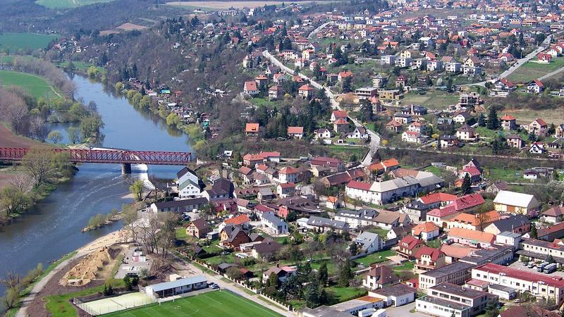 Výhled z Hladké skály, Jíloviště , okres Praha-západ . Pohled na Dolní Mokropsy a Starou V
