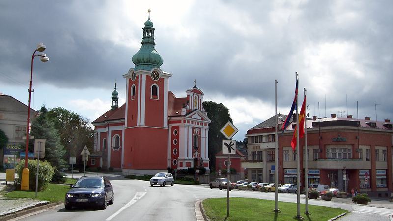 Červený Kostelec - die rote Kirche, die dem Ort den Namen gegeben hat