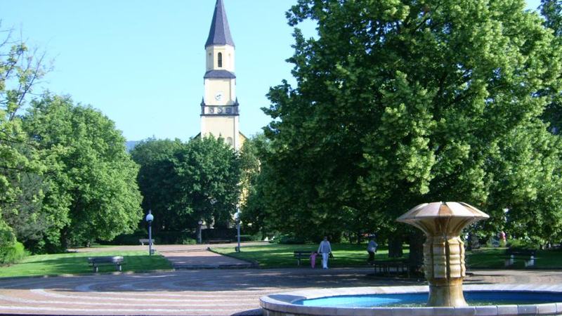 Bezejmenné hlavní náměstí podél Krušnohorské ulice v Chlumci u Ústí nad Labem