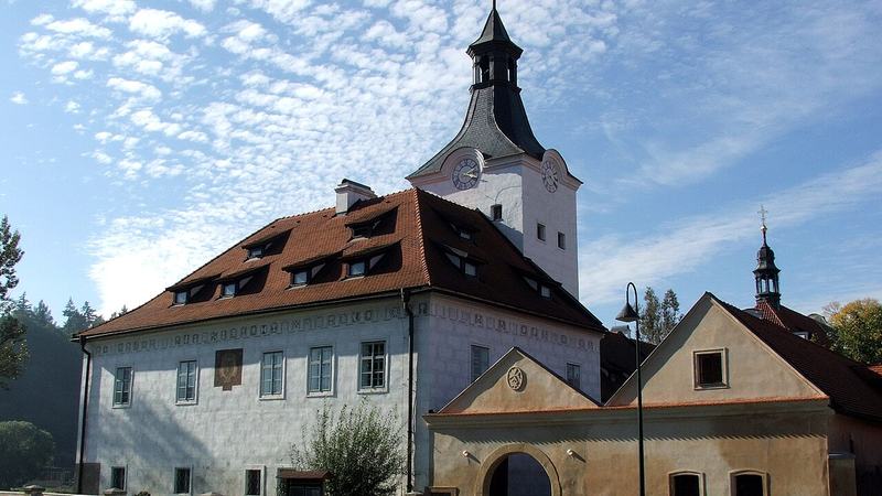 Dobřichovický zámek na březích řeky Berounky