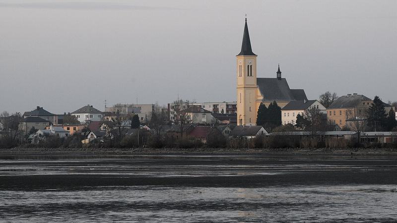 Dolní Benešov přes vypuštěný rybník Nezmar