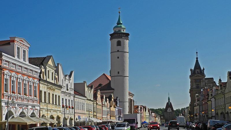 Bürgerhäuser und Dekanatskirche Mariä Geburt am Markt in Taus (Náměstí Míru in Domažlice)