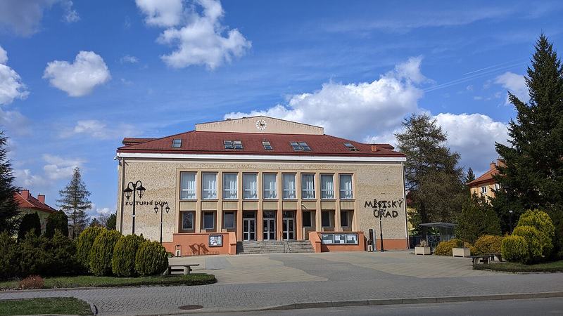 Dubňany - náměstí 15. dubna s radnicí