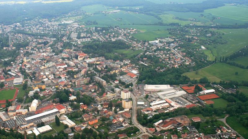 Letecký pohled na město Dvůr Králové nad Labem , východní Čechy