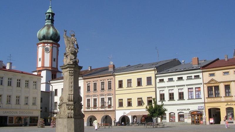 Místek , Náměstí Svobody, severní strana, vlevo socha Panny Marie, v pozadí kostel svatého