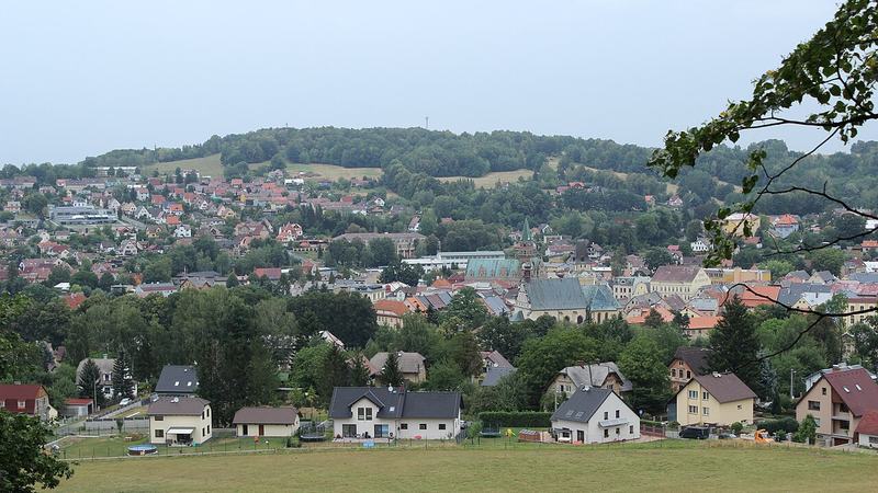 Vyhlídka na město na trase křížové cesty na frýdlantském Křížovém vrchu