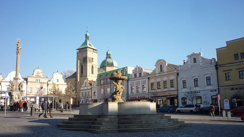 Kamenná kašna se sochou Tritóna, držícího na hlavě velkou kamennou mísu s delfínem, dílo j