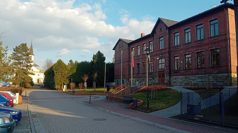 Sportovní ulice v Horní Suché tvořící centrum obce s obecním úřadem