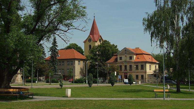 Město Hostivice a jeho okolí ve Středočeském kraji nedaleko od hranic s Prahou. Pohled na 