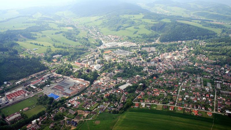 Letecký pohled na město Hronov a obec Zbečník v pozadí, východní Čechy