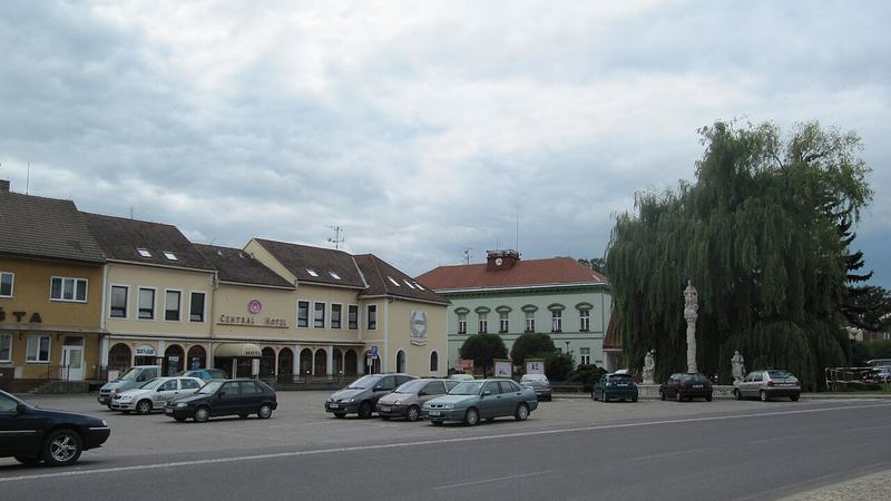Hrušovany nad Jevišovkou, okres Znojmo, Česká republika. Náměstí Míru s hotelem Central, r