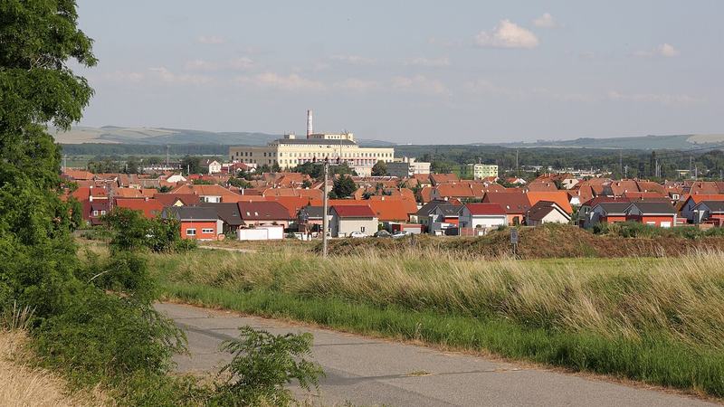 Hrušovany u Brna - pohled od severozápadu. V pozadí bývalý cukrovar
