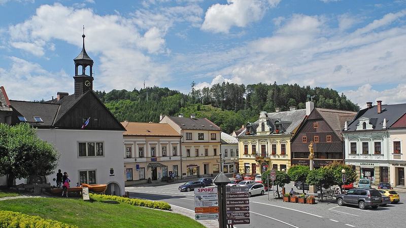 Städtische Denkmalzone in Tschechien – Rathaus und Häuser Nr. 14, 15, 23, 24 und 91 am Rin