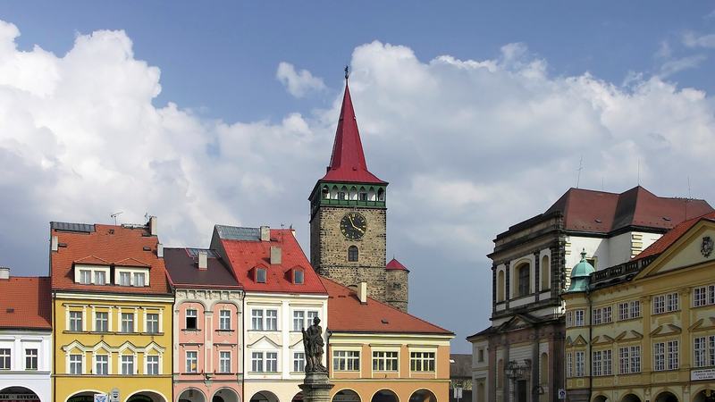 Jičín, Valdštejnovo náměstí s Valdickou bránou