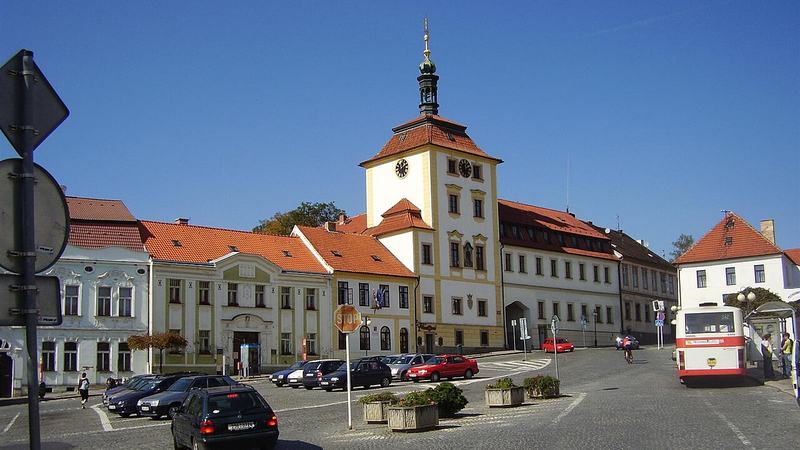Náměstí v Jílovém u Prahy s radnicí