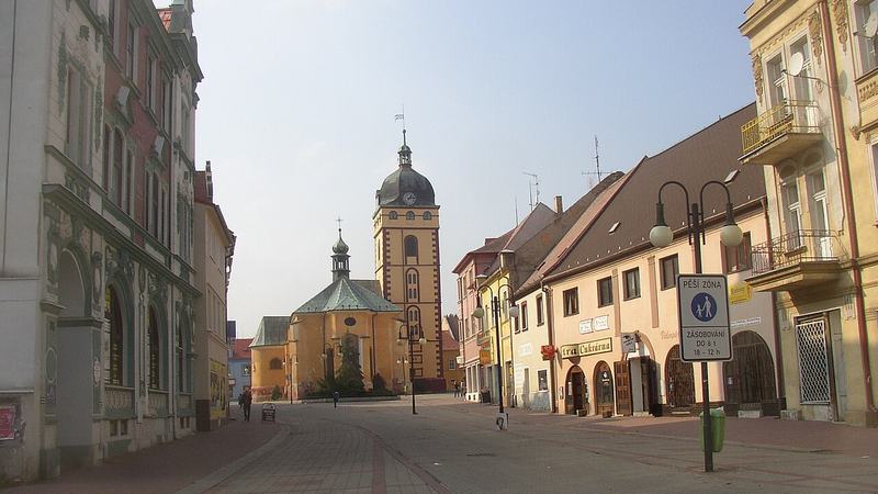 Jirkov . Průhled Kostelní ulicí na Městskou věž a kostel sv. Jiljí