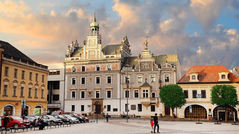 Pohled na kolínskou radnici a část náměstí z jižní strany