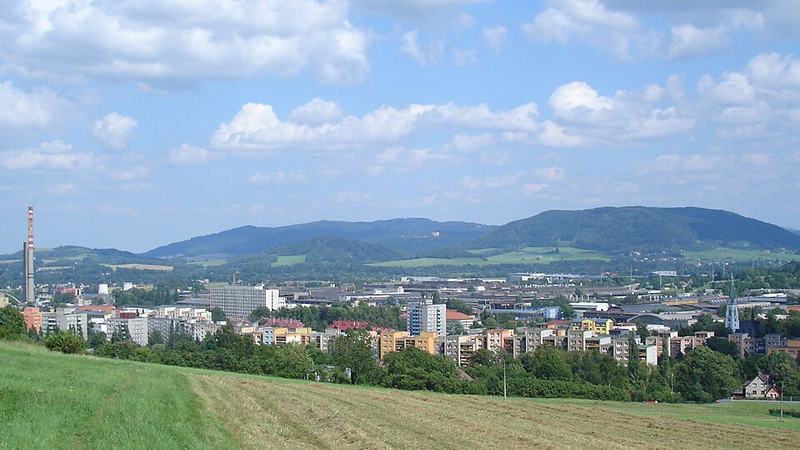 Město Kopřivice ze svahu Bílé Hory. V pozadí Podbeskydská pahorkatina s hradem Hukvaldy up