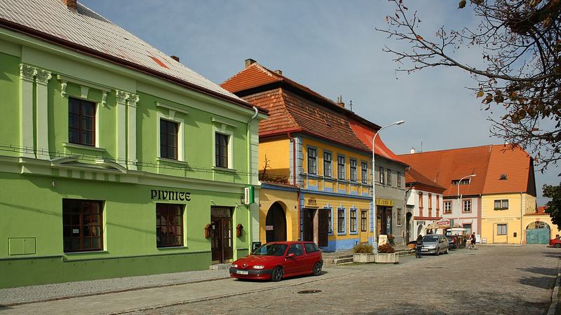 Domy na náměstí v Kostelci nad Černými lesy
