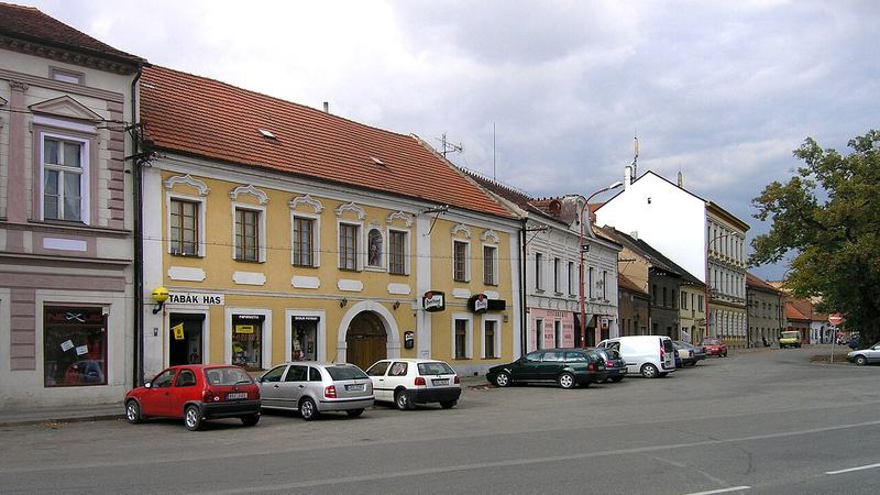 Domy na Komenského náměstí v Kostelci nad Labem
