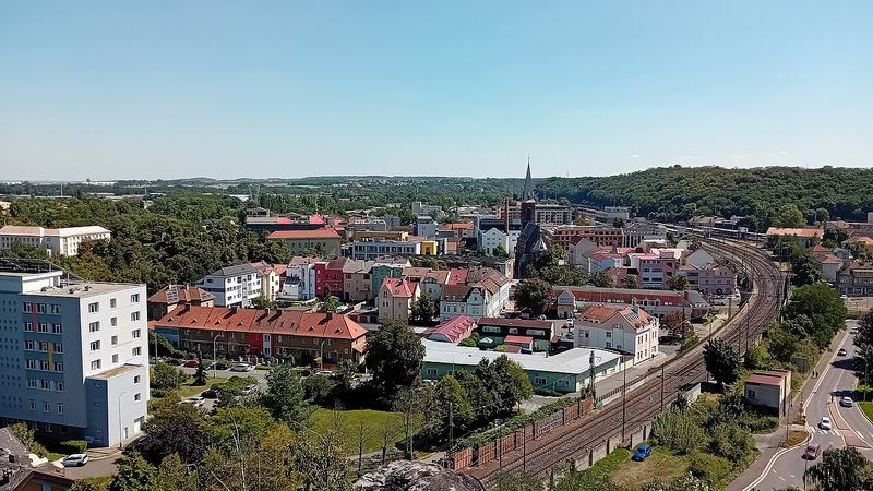 Pohled na město Kralupy nad Vltavou z Hostibejku v srpnu 2025