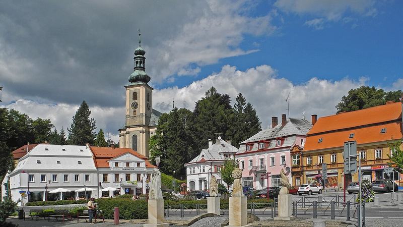 Maria-Magdalenen-Kirche und Häuser auf dem Marktplatz in Schönlinde (Krásná Lípa, Křinické