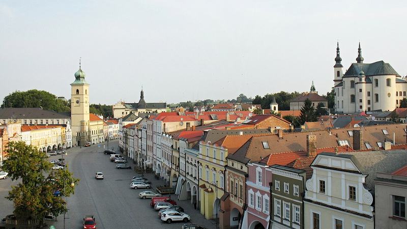 Pohledy ze střešní terasy hotelu Zlatá Hvězda na Smetanově náměstí v Litomyšli