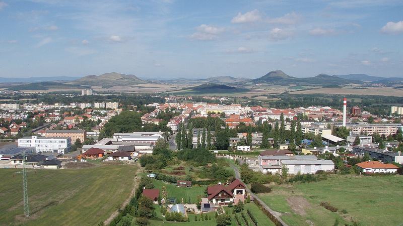 Pohled z vodárenské věže na sever. Za Louny se rozléhá České středohoří a dále vlevo Krušn