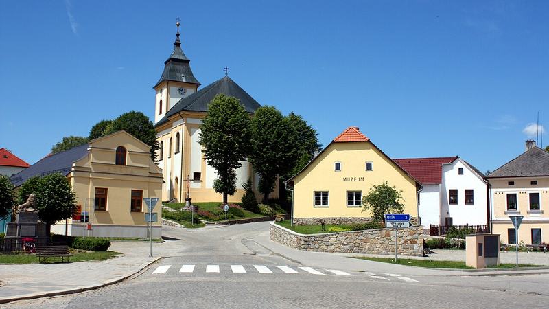 Fotografie pošty, kostela a muzea v Lukách nad Jihlavou