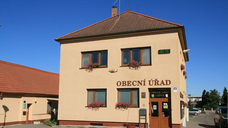Obec Lužice, okres Hodonín, Jihomoravský kraj, Česká republika. Budova obecního úřadu v Če