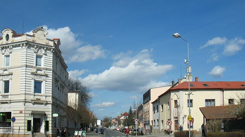 Pohled od nádraží v Lysé nad Labem Masarykovou ulicí směrem do centra města
