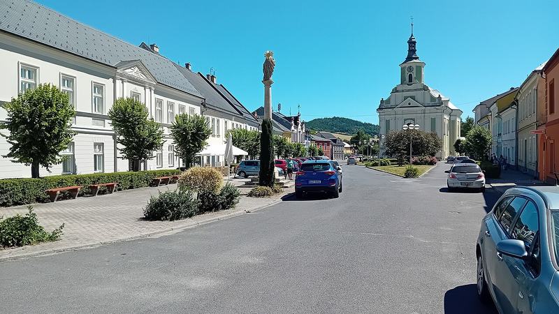 Hlavní náměstí v Městě Albrechtice, červenec 2025