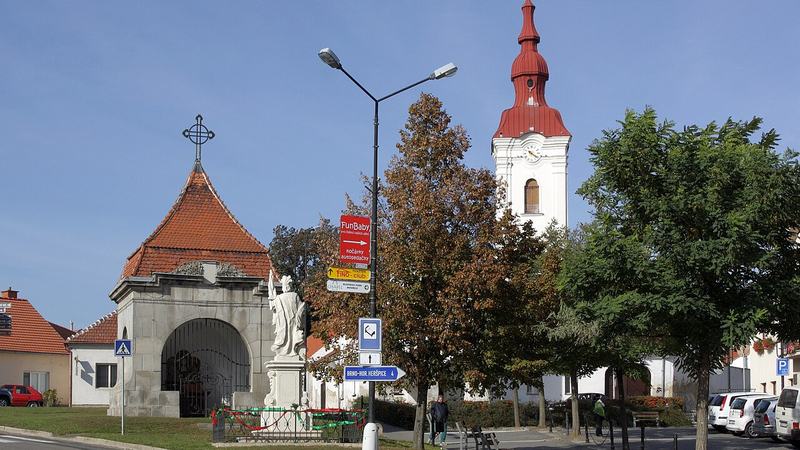 Modřice - náměstí Svobody. Vlevo kaple sv. Václava, před ní socha sv. Floriána. V pozadí v
