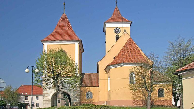 Kostel sv. Václava se zvonicí v Nehvizdech, okres Praha-východ