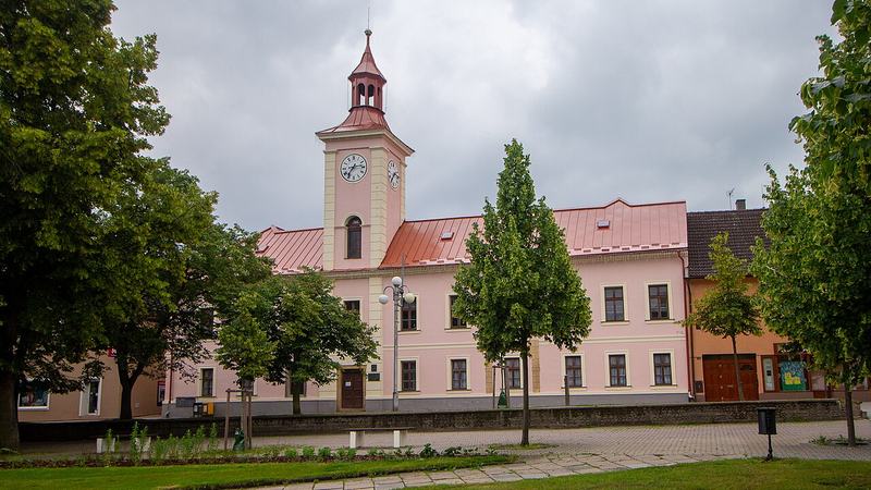 Nové Strašecí, radnice na náměstí