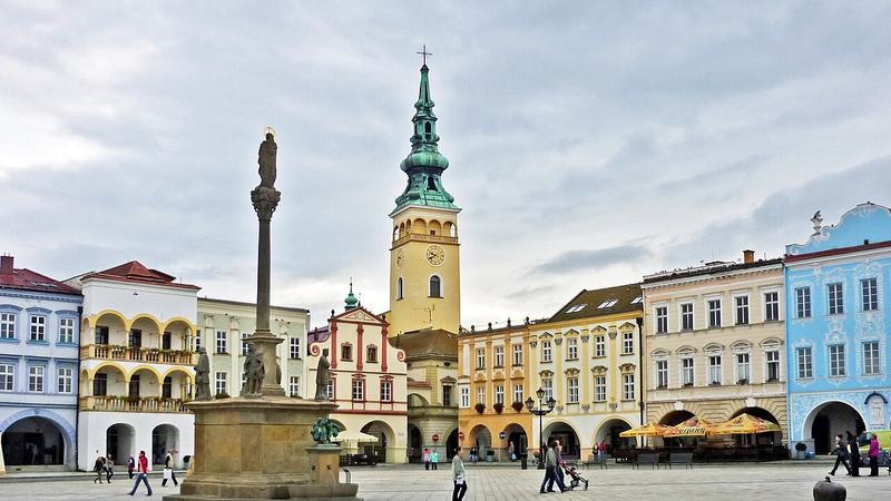 Gebäude am Ring in Neutitschein (Nový Jičín), Pfarrkirche und Mariensäule