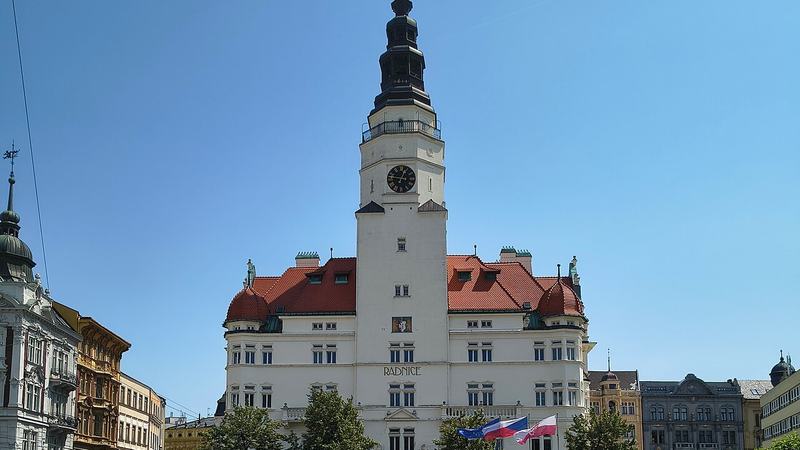 Čelní pohled na radniční věž Hlásku
