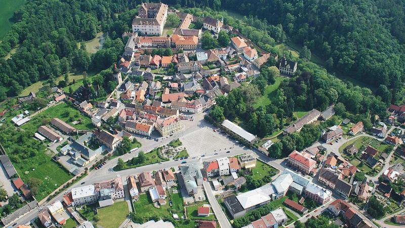 Letecký pohled na centrum města a zámek Opočno , východní Čechy