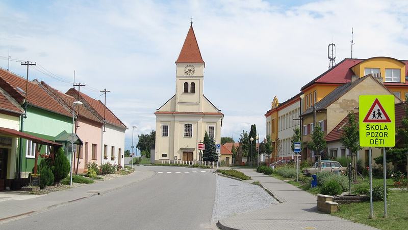 Ostrožská Nová Ves, okres Uherské Hradiště, Česká republika. Ulice Lhotská a kostel svatéh