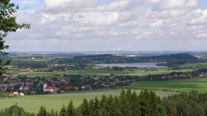 Palkovické podhůří , východní část, vlevo obec Palkovice , vpravo vodní nádrž Olešná , v p