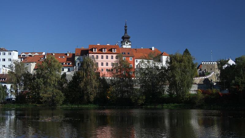 Pohled na vnitřní město Písku od Otavy nedaleko lávky, Písek, Česko