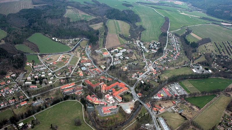 Část města Plasy na levém břehu Střely protnutá silnicí 27 . Ve středu areál cisterciáckéh