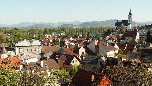 Příbor , v pozadí Šostýnské vrchy , zcela vzadu Moravskoslezské Beskydy, PUSTEVNY