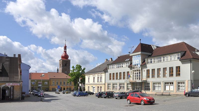 Bechyňovo náměstí. Vpravo radnice města a v pozdí kostel Narození sv.Jana Křtitele. Město 
