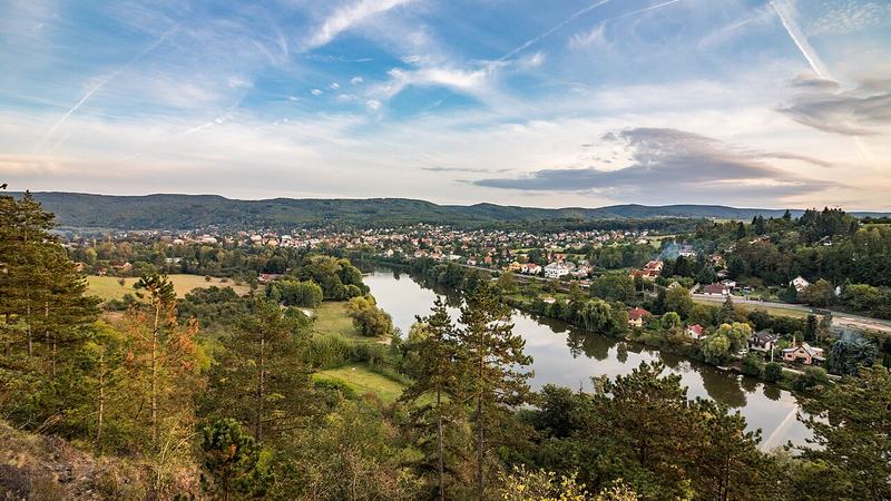 Pohled na Řevnice od Černé skály
