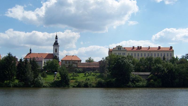 Říčany, centrum přes Mlýnský rybník