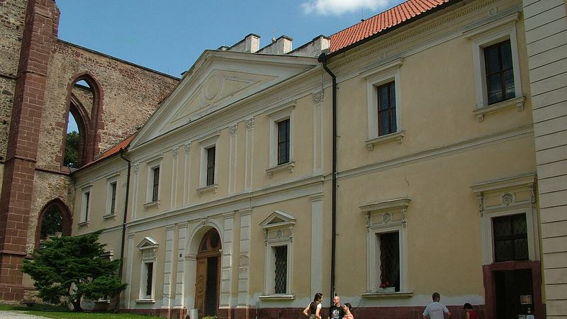 Sázavský klášter, později přestavěný na zámek, leží ve městečku Sázava nad stejnojmennou ř