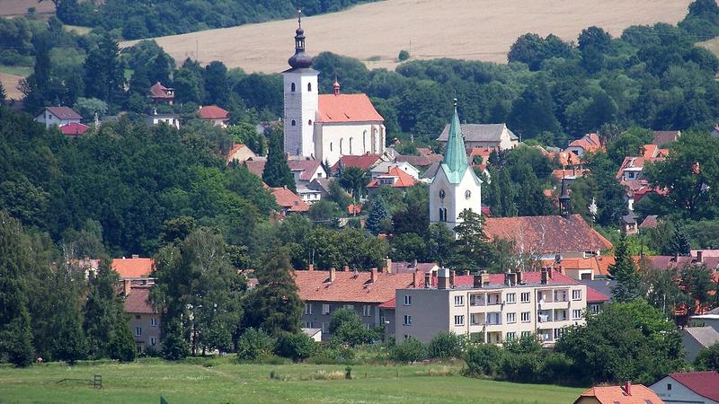 Sedlec-Prčice , okres Příbram . Pohled od Sušetic